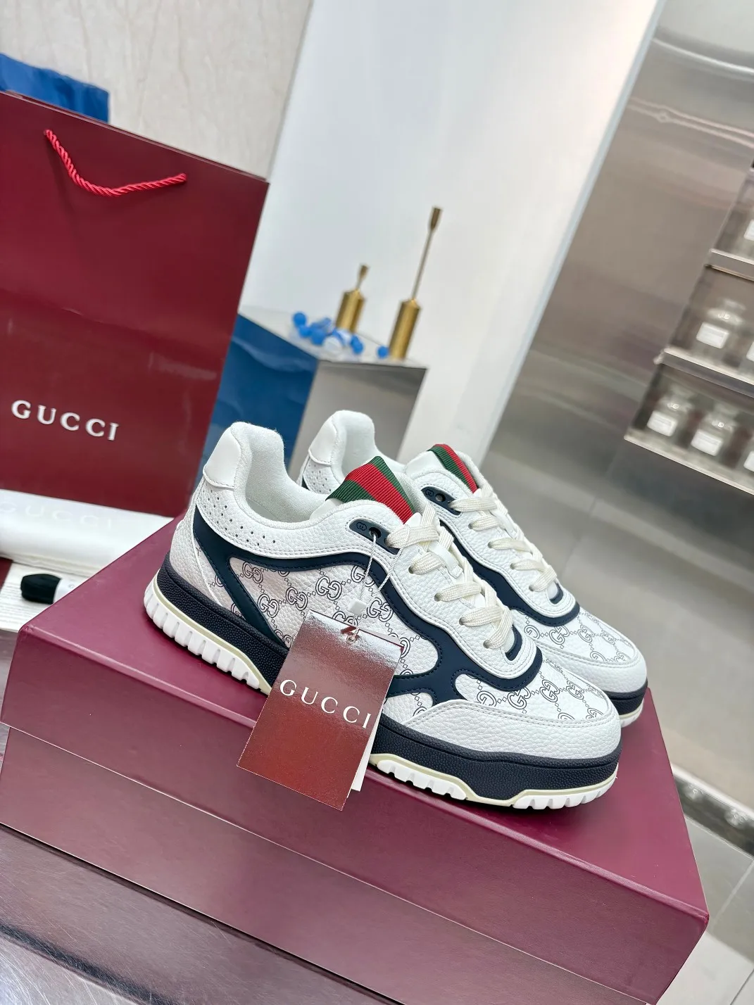 Men's Men's Shoes 💰660 Gucci Gucci's latest hot-selling series of high and low-top distressed couple sneakers are shipped. Original purchase, development and production. This high-low top sneaker adopts a basketball-style silhouette design, cleverly integrated with hollow panels and distressed effects, showing its unique ingenuity. The ingenuity incorporates brand logo details such as interlocking Double G styling accessories and Gucci lettering, a low-key tribute to the brand's design heritage.  ▪️ Fabric: Original customized imported first-layer cowhide ▪️ Lining: Sweat-absorbent and deodorant towel lining ▪️ Sole: Original molded TPU sole ▪️ Sole thickness: 3cm ▪️ Size: Male 39-46 (46 customized)